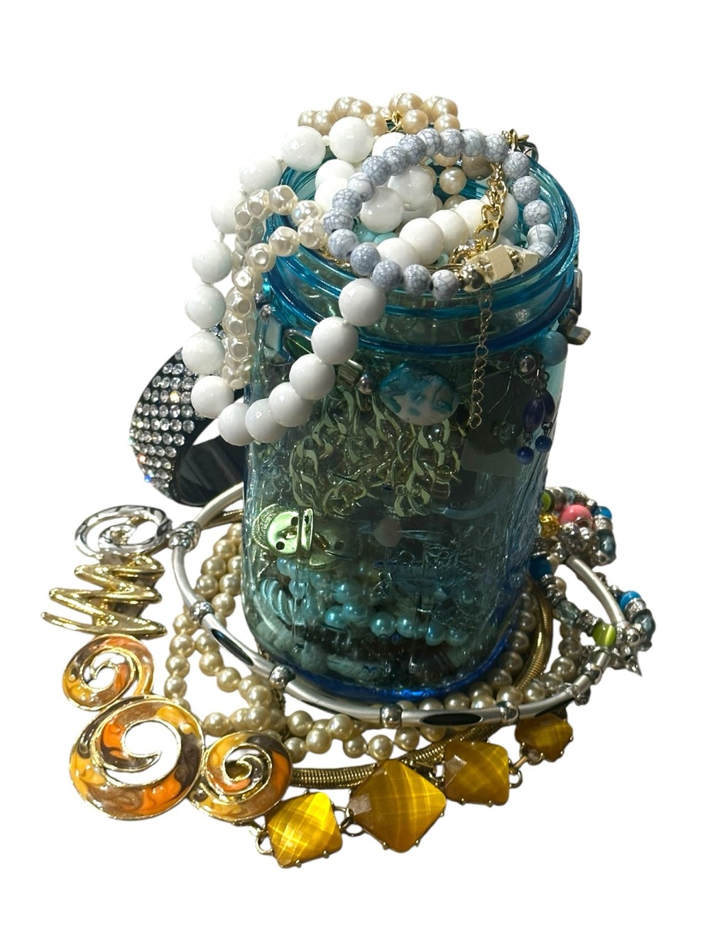 Estate to now Mixed lot  Jewelry - Pearls, metals, White Beads & Gold Accents - Picture 2 of 11